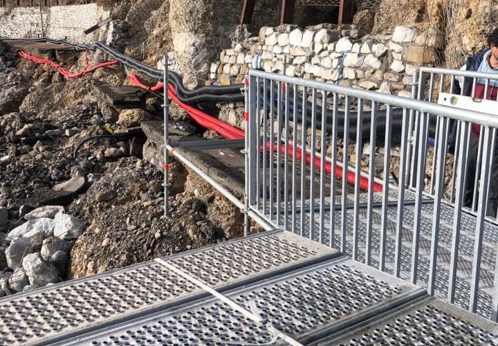 I lavori per costruire la passerella pedonale alla Cervara