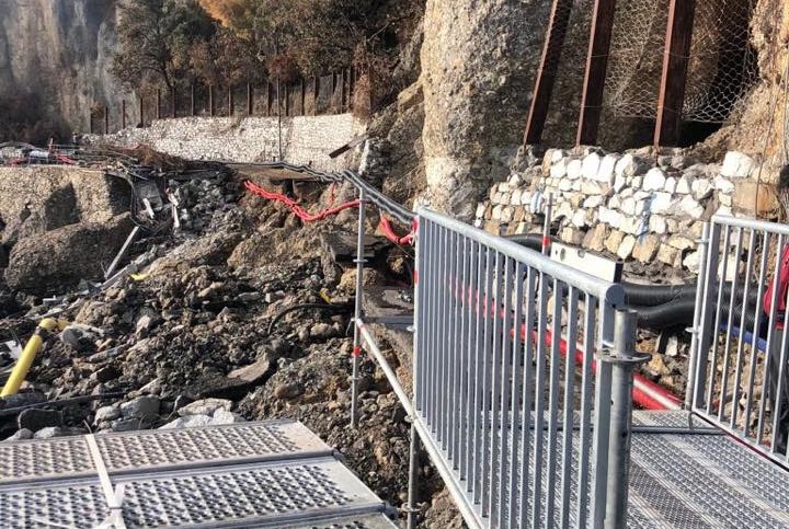 I lavori per costruire la passerella pedonale alla Cervara