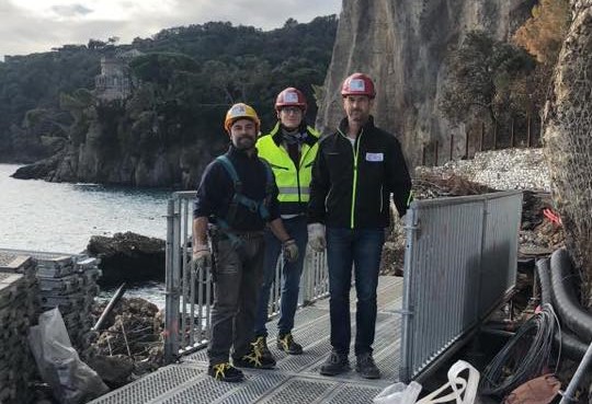 I lavori per costruire la passerella pedonale alla Cervara