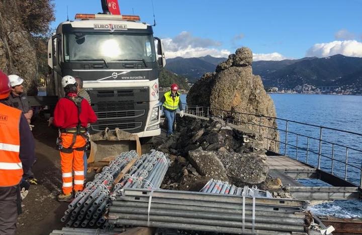 I lavori per costruire la passerella pedonale alla Cervara