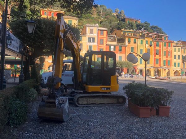 Mezzi meccanici al lavoro nella piazzetta di Portofino