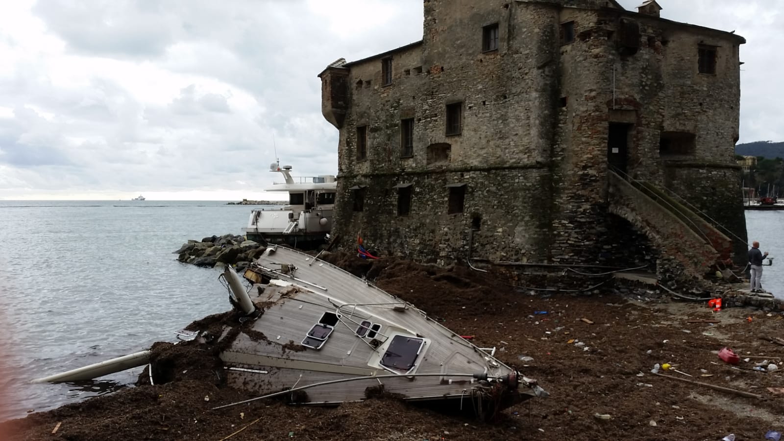 Rapallo, si recuperano i relitti nel porto