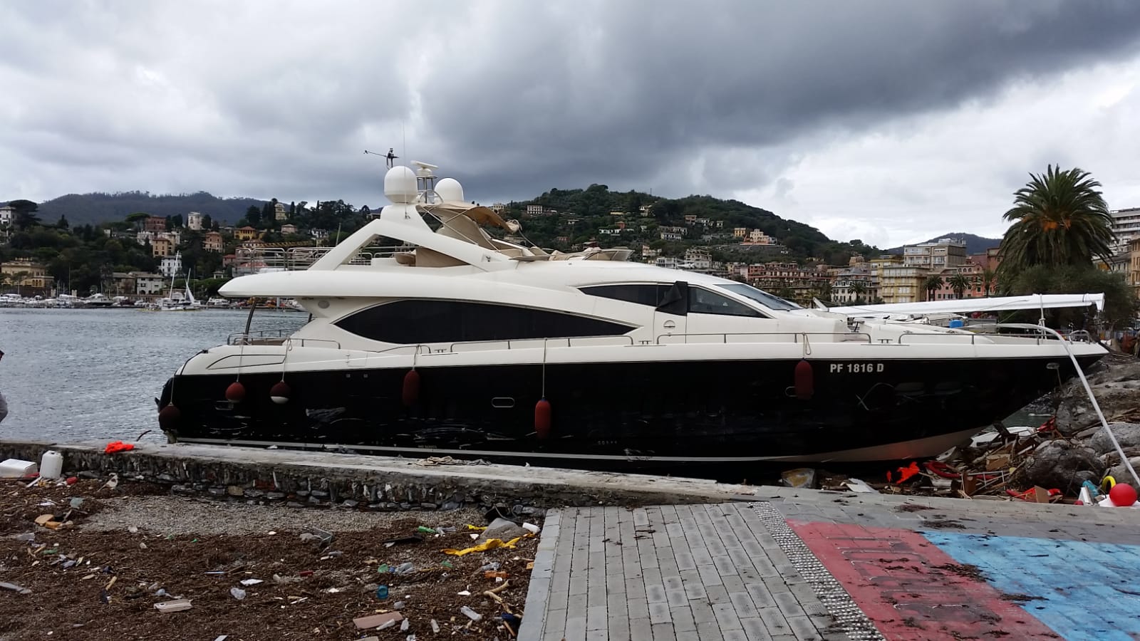 Lo yacht a ridosso del castello: da giorni si sta tentando di rimuoverlo