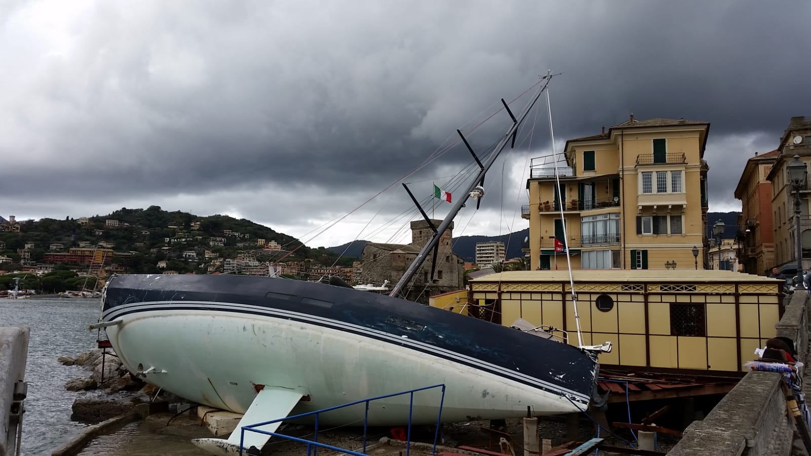 Rapallo, si recuperano i relitti nel porto