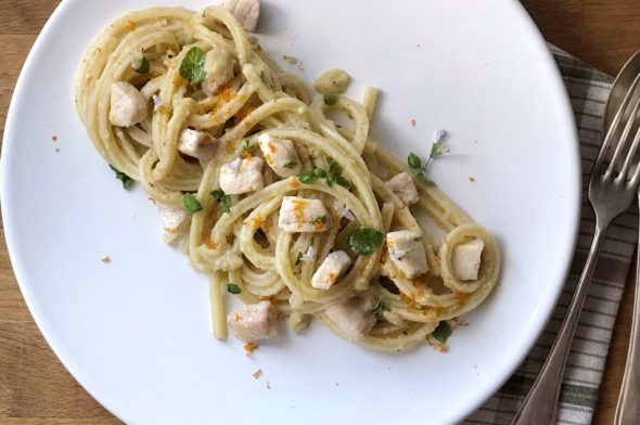 ricetta di pesce: pasta con crema di melanzane e palamita