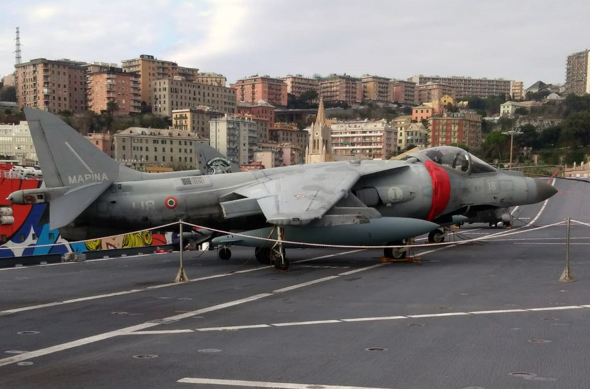 Visita a bordo della portaerei Cavour