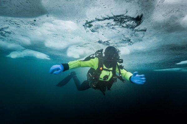 Sotto un soffitto di ghiaccio