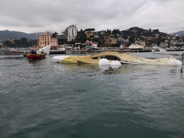 Uno yacht appena riemerso grazie ai palloni