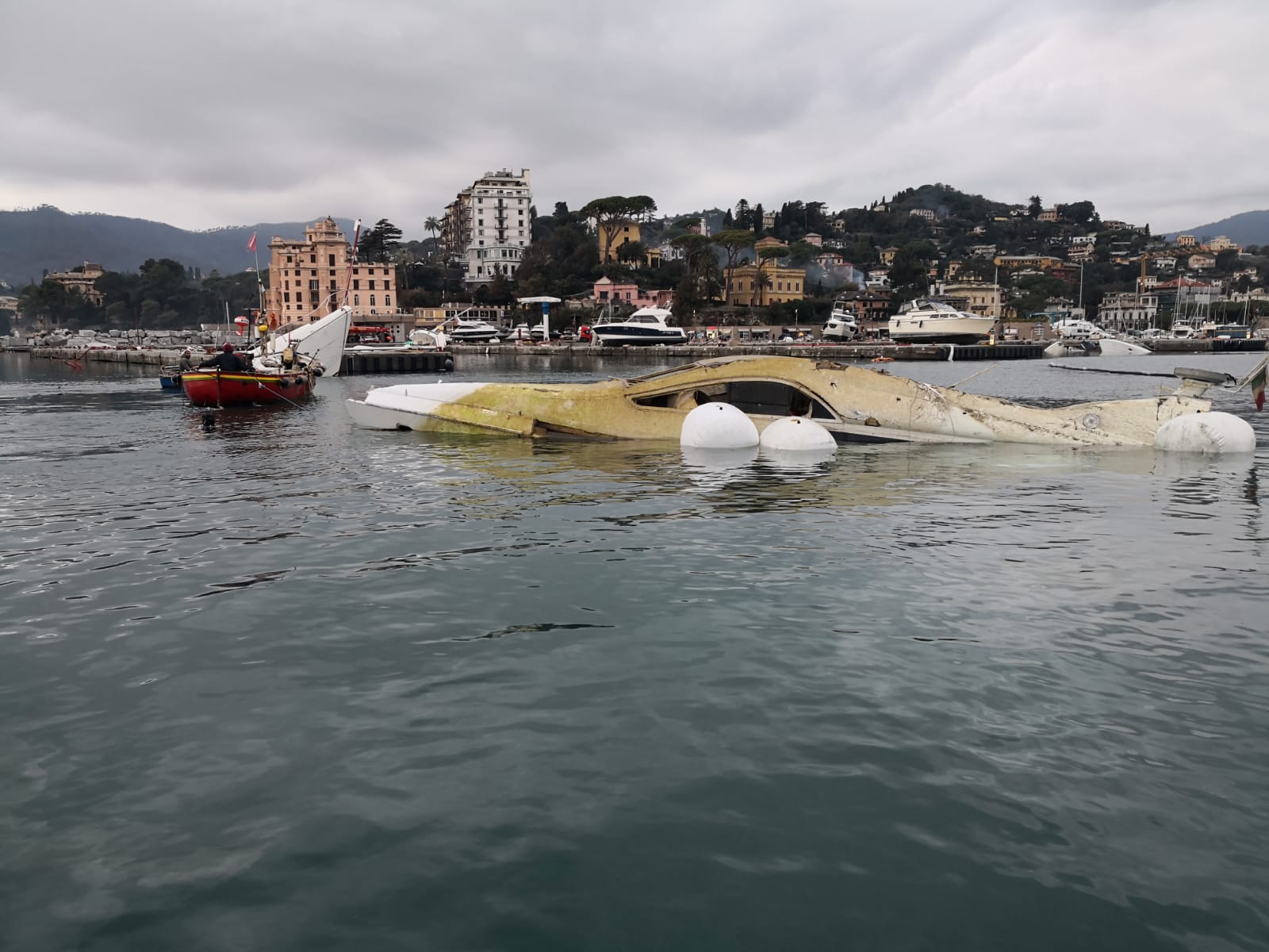 Uno yacht appena riemerso grazie ai palloni