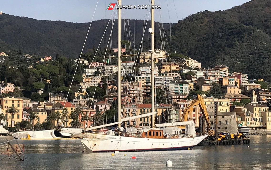 Il s/y Sakara riportato al galleggiamento