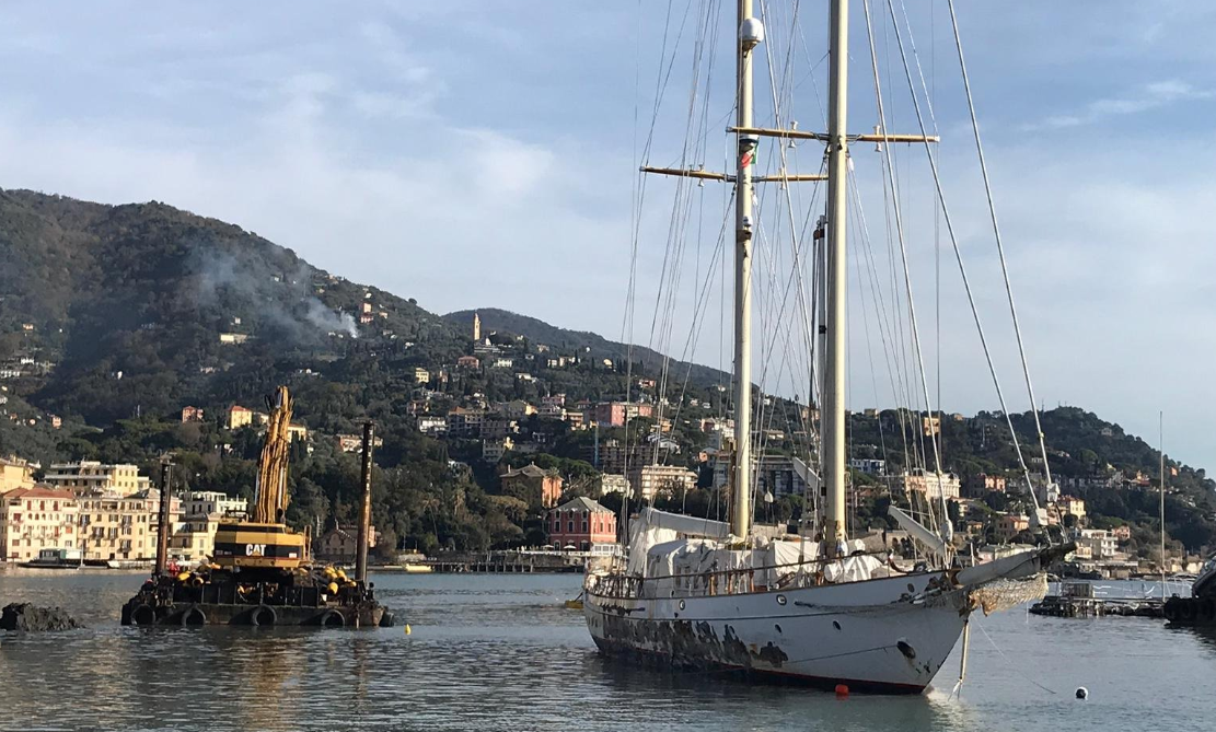 Il s/y Sakara riportato al galleggiamento