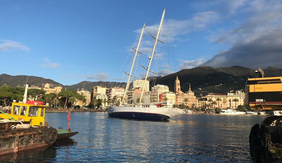 Il s/y Sakara semi affondato