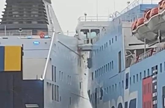 La collisione tra la Cruise Bonaria e l'Athara vista dal molo