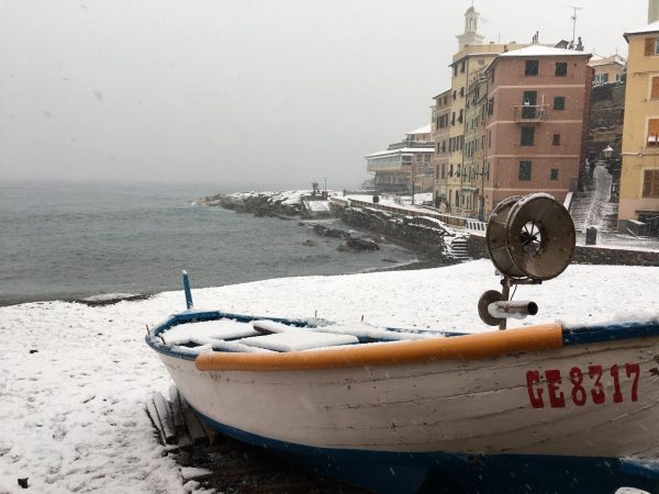 La magia della neve sulla costa: ecco le spiagge di Genova imbiancate
