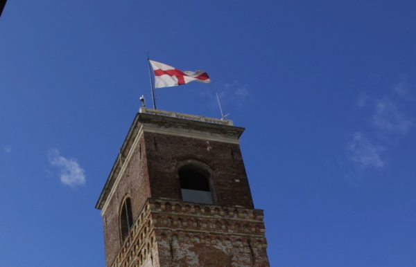 La bandiera di Genova sventola su Palazzo Ducale