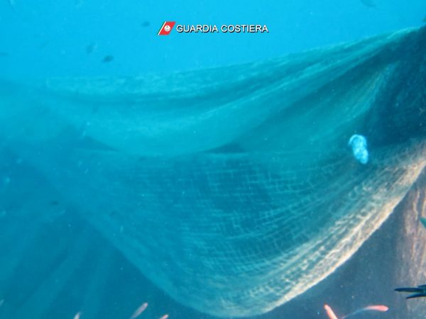 La rete da pesca aggrovigliata al fumaiolo della Haven