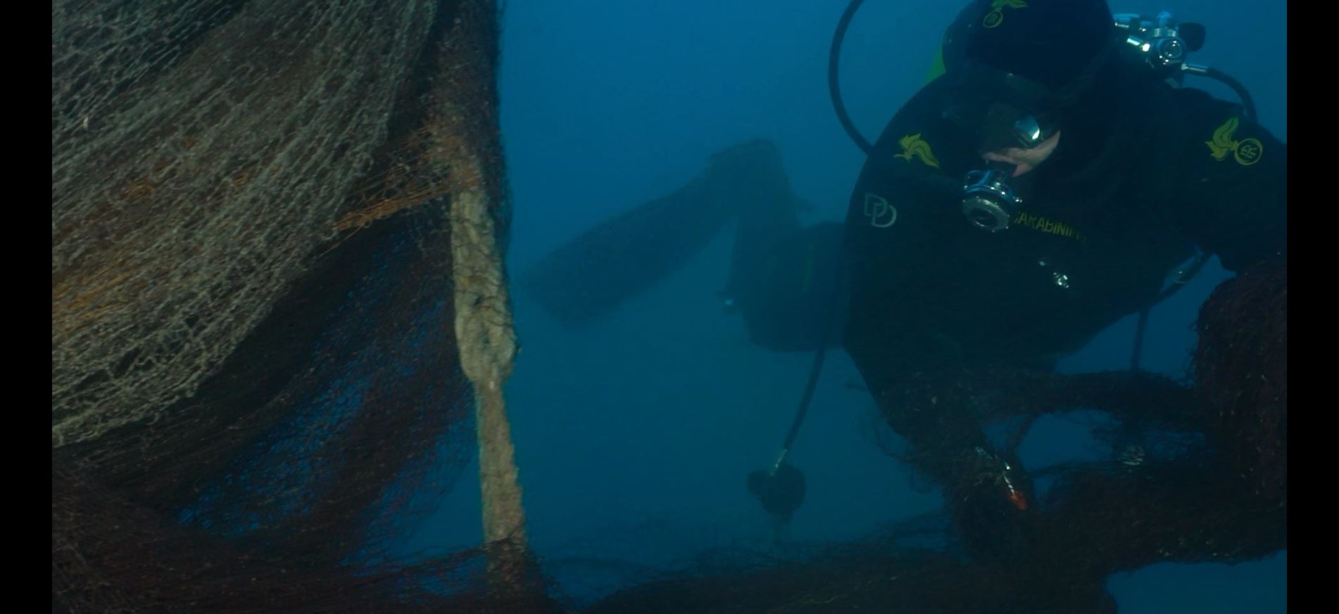 La rimozione della rete aggrovigliata al fumaiolo della Haven