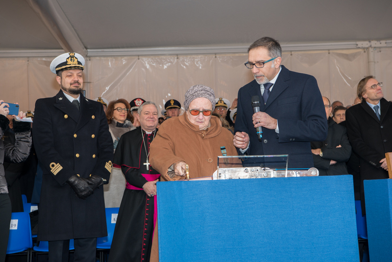 Anna Rosa Aonzo Grillo taglia il nastro che innesca la rottura della bottiglia