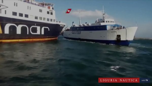 Scontro fra due traghetti nel porto di Ischia