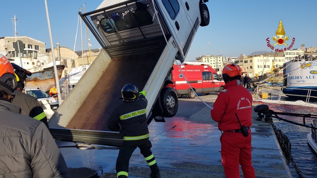 Il recupero del furgone a Calata Gadda