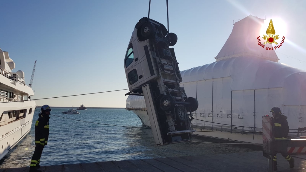 Il recupero del furgone a Calata Gadda