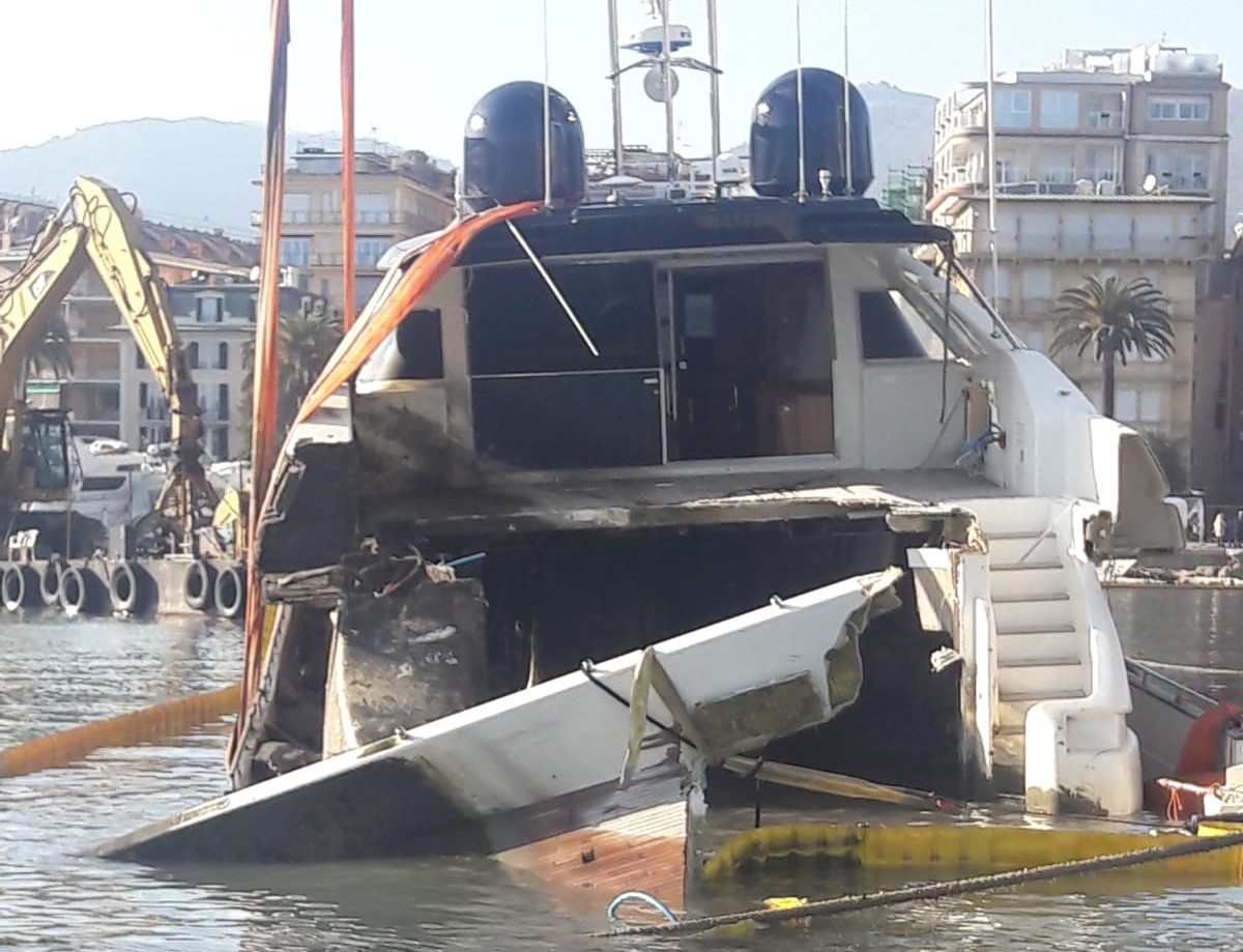 Lo yacht Suegno dopo il raddrizzamento