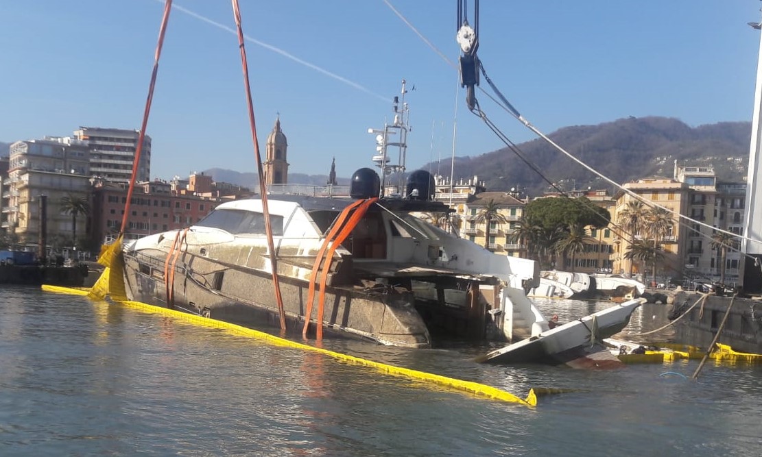 Lo yacht Suegno dopo il raddrizzamento