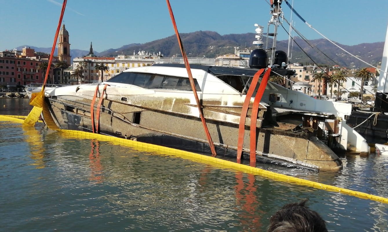 Lo yacht Suegno dopo il raddrizzamento