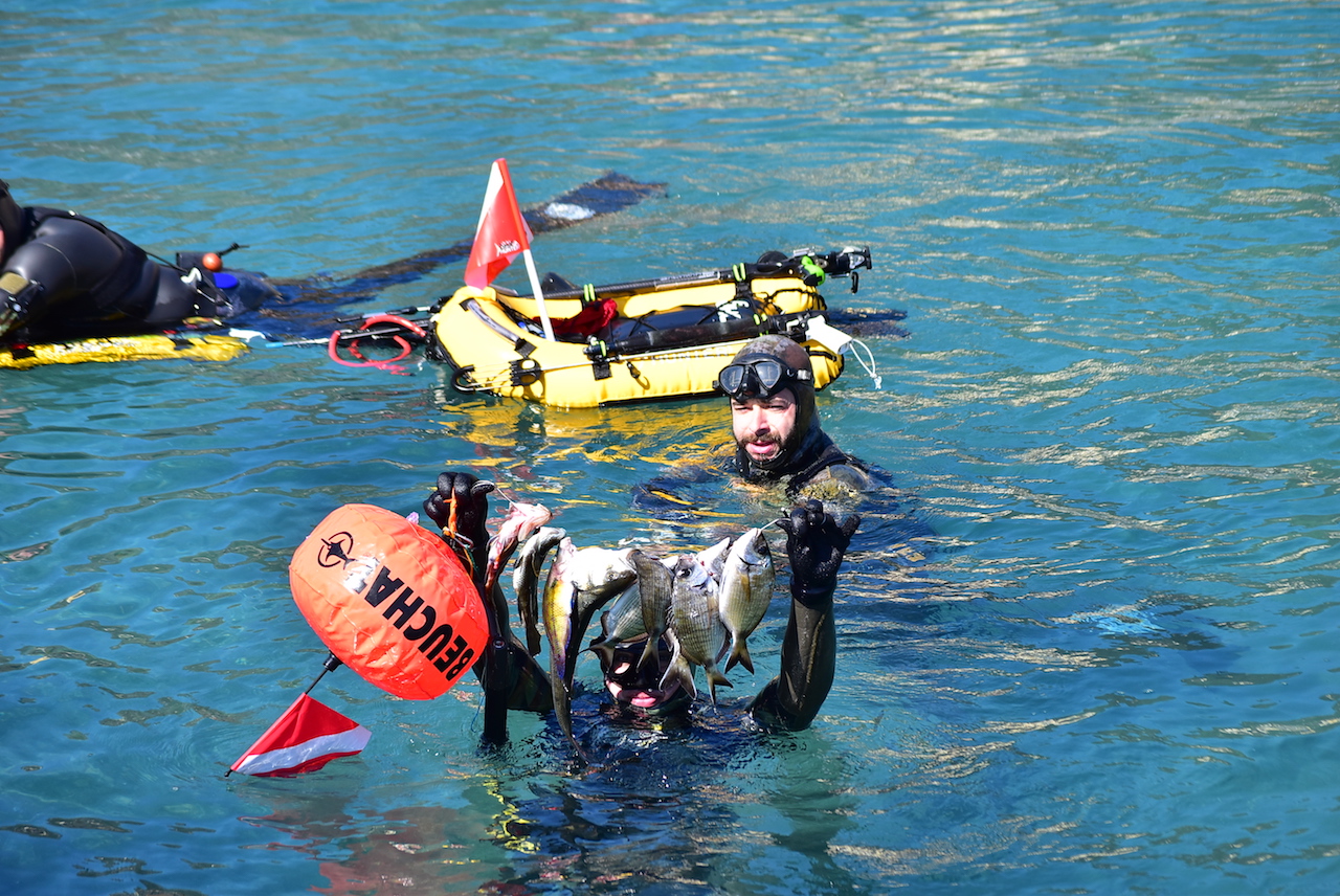 Apneista in gara a Bogliasco per la classica sfida di pesca subacquea in apnea a coppie