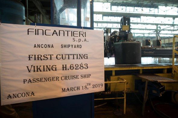 Taglio della lamiera per la nuova nave da crociera Viking