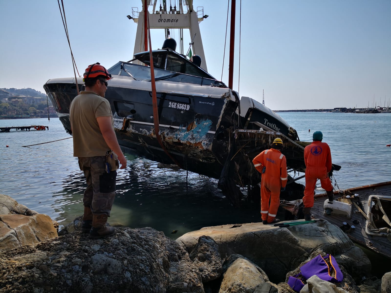 La rimozione del relitto finito sulla scogliera di Rapallo