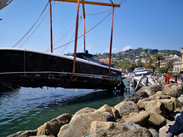 La rimozione del relitto finito sulla scogliera di Rapallo