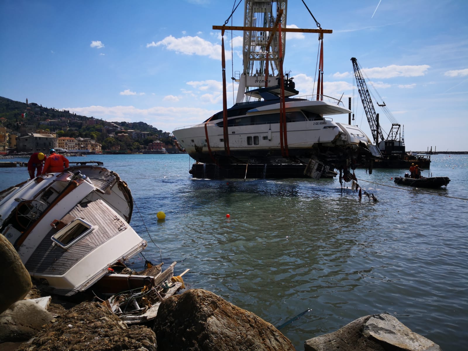 La rimozione degli ultimi due relitti da Rapallo