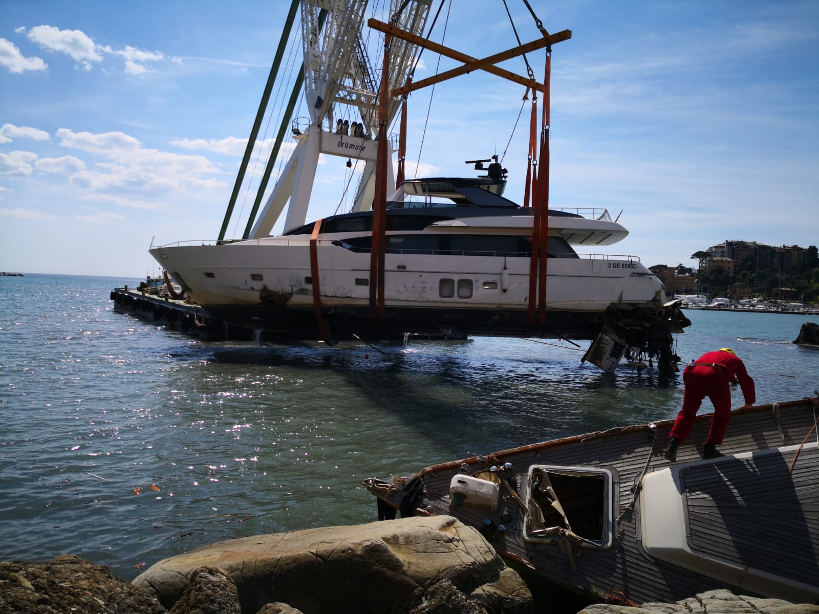 La rimozione degli ultimi due relitti da Rapallo