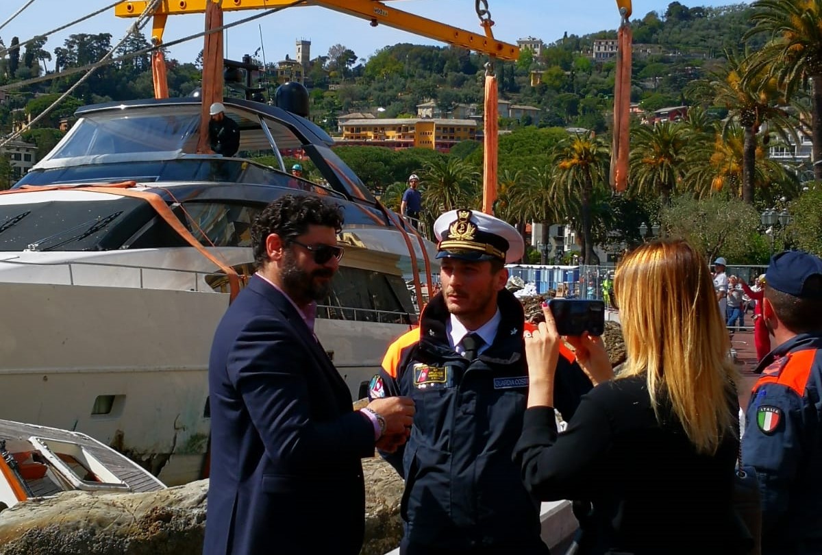 La rimozione degli ultimi due relitti da Rapallo