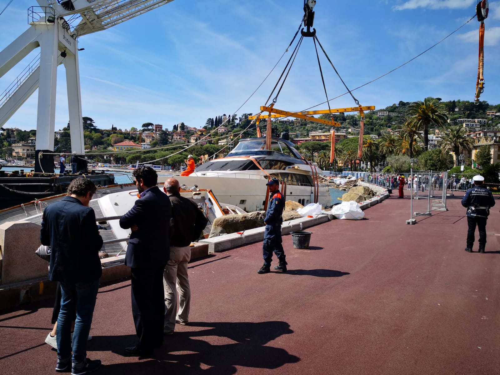 La rimozione degli ultimi due relitti da Rapallo