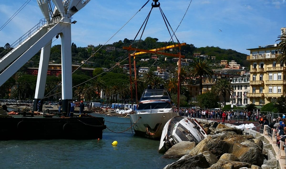 La rimozione degli ultimi due relitti da Rapallo