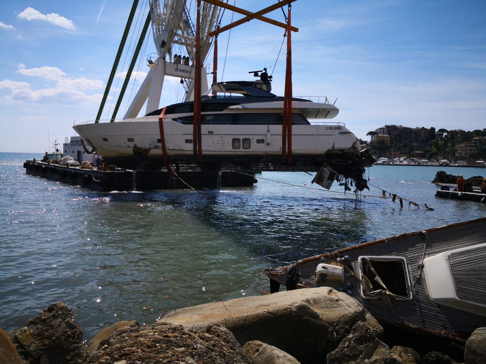 La rimozione degli ultimi due relitti da Rapallo