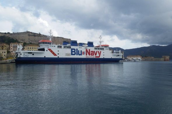 Il traghetto Acciarello di Blu Navy a Portoferraio