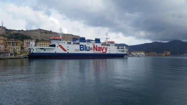 Il traghetto Acciarello di Blu Navy a Portoferraio