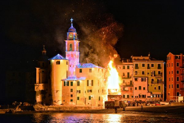 Il falò figurativo del quartiere Porto in fiamme nel 2018
