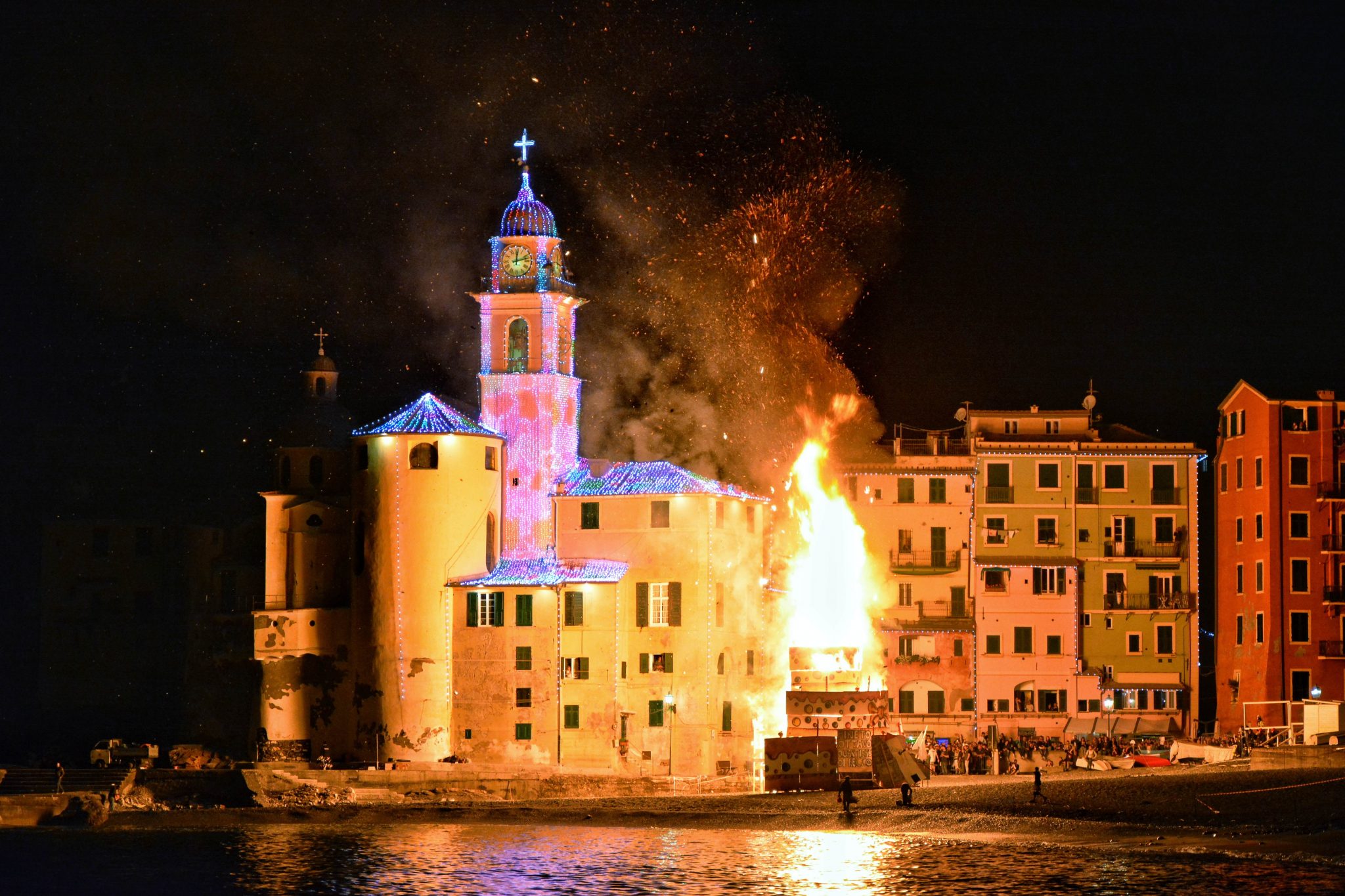 Il falò figurativo del quartiere Porto in fiamme nel 2018