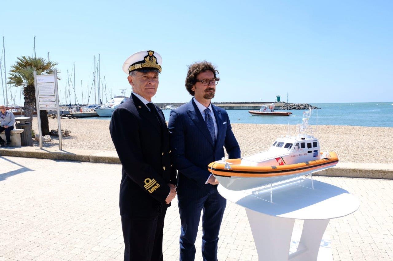 L'ammiraglio Pettorino e il ministro Toninelli alla presentazione di Mare Sicuro 2019