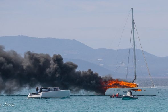 L'incendio del catamarano a Formentera