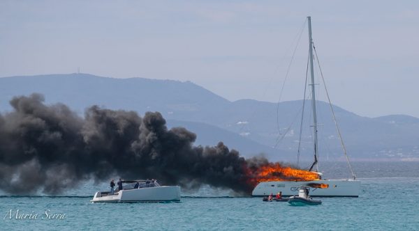 L'incendio del catamarano a Formentera