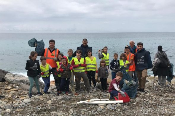 Un gruppo di volontari impegnati nella pulizia delle spiagge