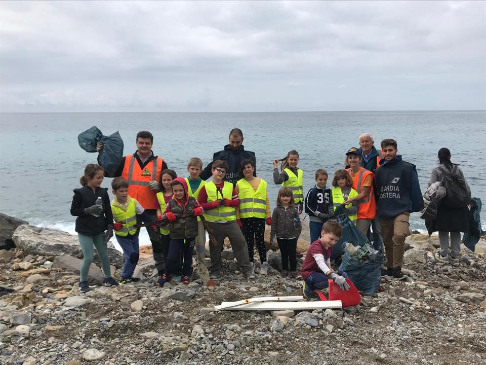 Un gruppo di volontari impegnati nella pulizia delle spiagge