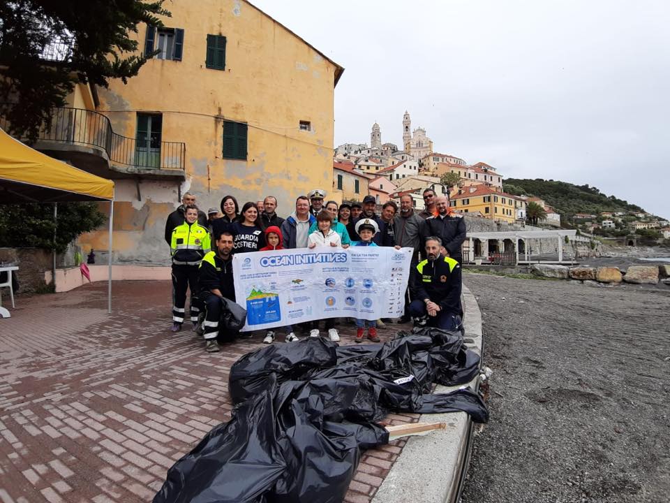 Un gruppo di volontari impegnati nella pulizia delle spiagge