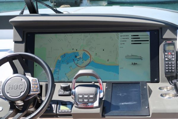 La plancia dell'Hoc33 Curiser con Simrad Smart Boat