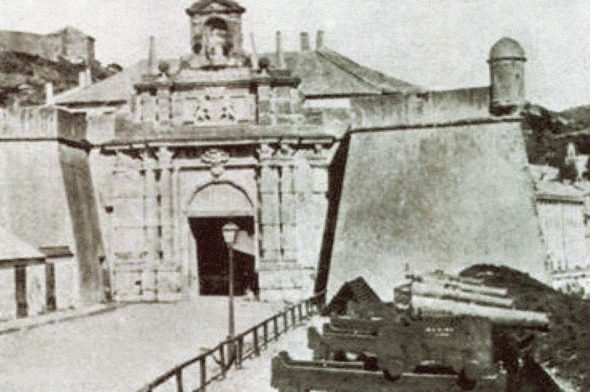 torre piloti Genova - antica Porta Siberia con Madonna